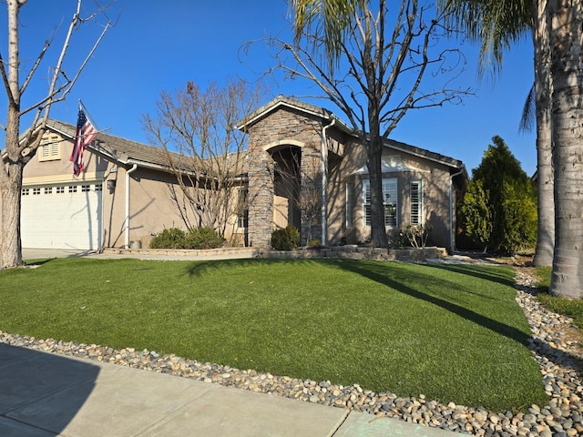 view of front of house featuring a front lawn