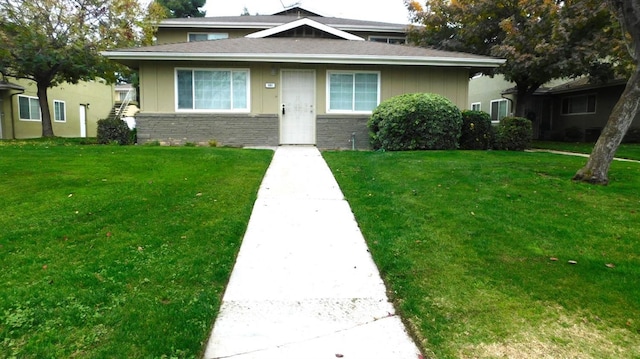 view of front of home featuring a front lawn