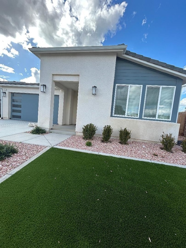 view of front of house featuring a garage and a front yard