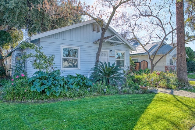 view of front of house featuring a front yard