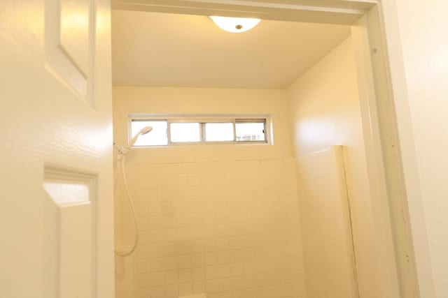 5140 E Belgravia Ave, Fresno, CA 93725 - bathroom view of a shower