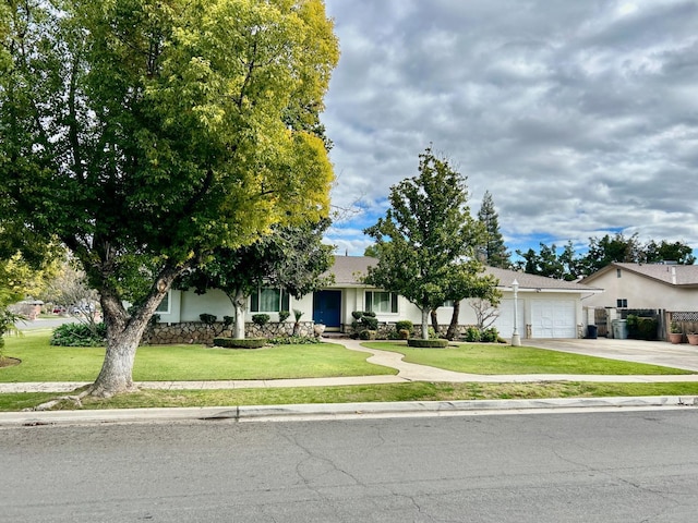 view of front facade featuring a garage and a front yard