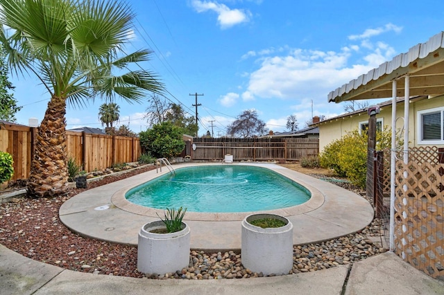 view of swimming pool