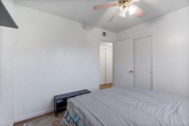 bedroom with light hardwood / wood-style floors, a closet, and ceiling fan