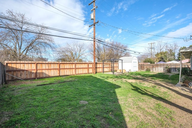 view of yard with a shed