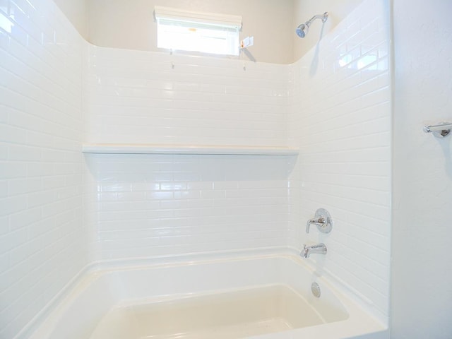 bathroom featuring tiled shower / bath combo