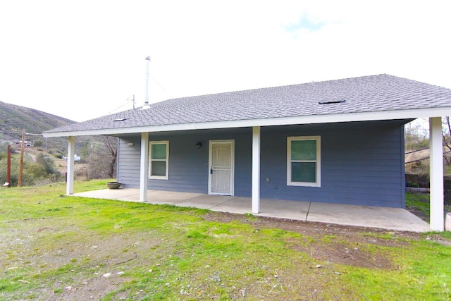 view of front of house featuring a patio area and a front lawn