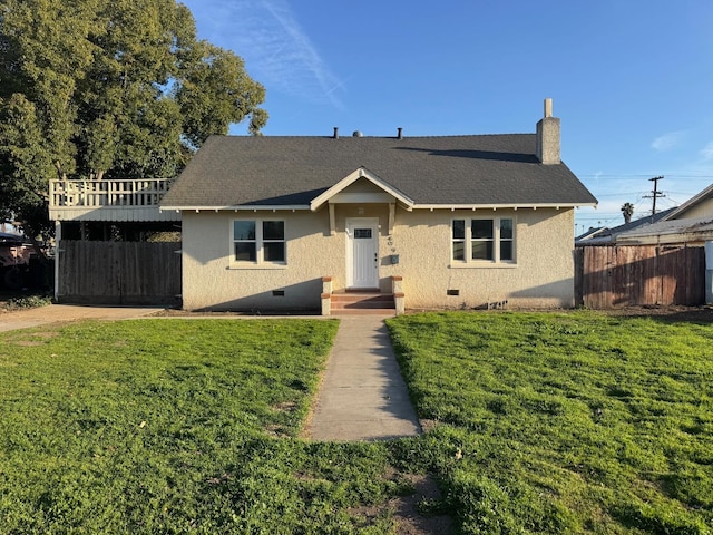 view of front of property with a front lawn