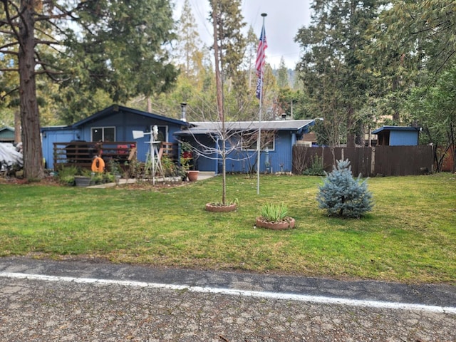 view of front of home featuring a front lawn