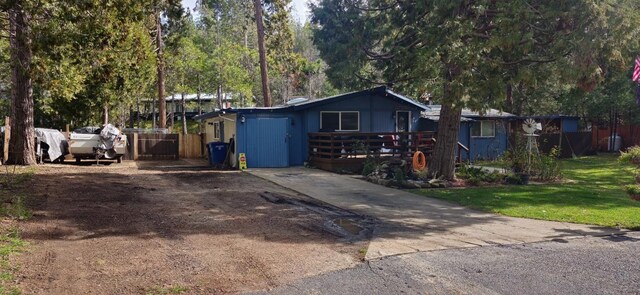 ranch-style home featuring a front lawn and fence