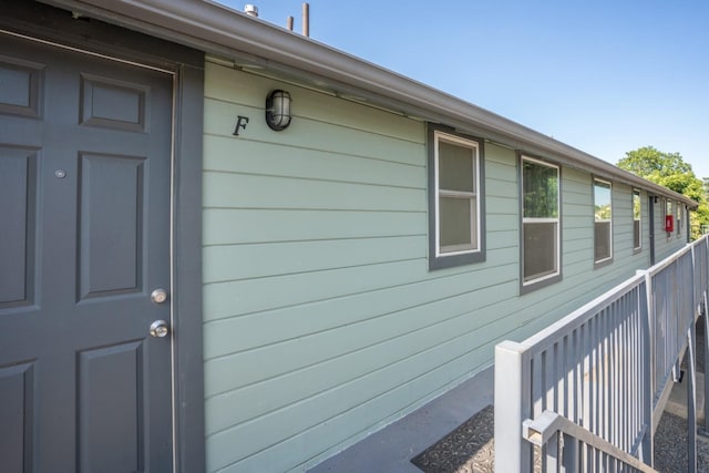 2567 S Rowell Ave, Fresno, CA 93725 - view of side of home