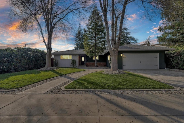 view of front facade featuring a yard and a garage