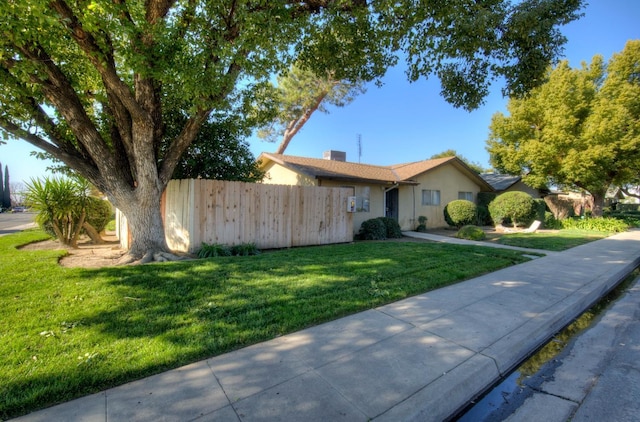 single story home featuring a front yard