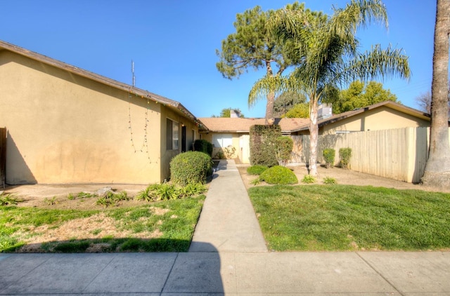 view of front of property featuring a front yard