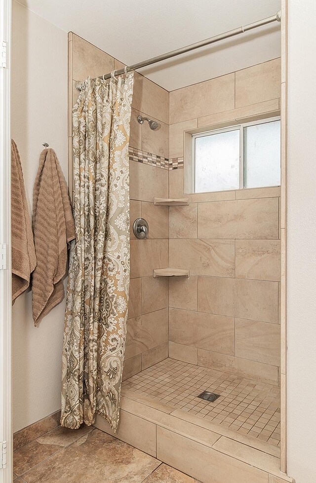 16526 Paula Rd, Madera, CA 93636 - bathroom featuring a tile shower