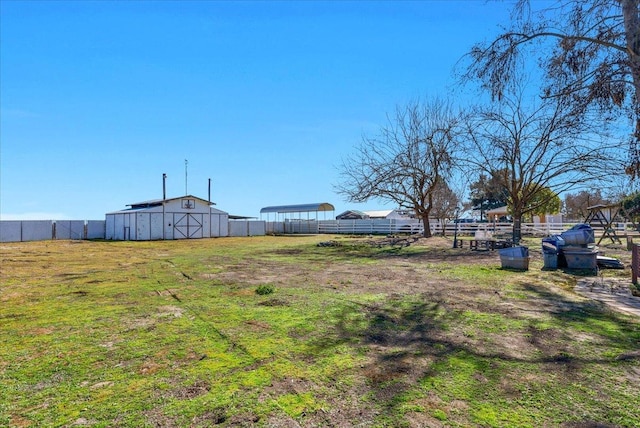 view of yard featuring an outdoor structure