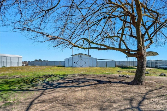 view of yard with an outdoor structure