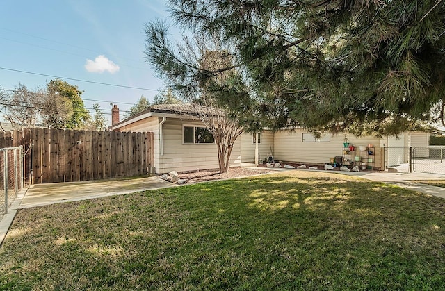 view of front of home with a patio area and a front lawn