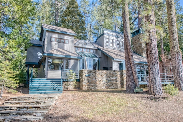 view of front of property with a front lawn