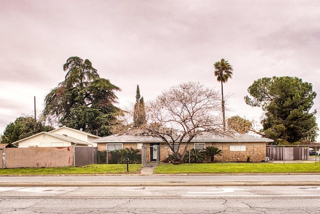 view of front of property featuring a fenced front yard and a front yard