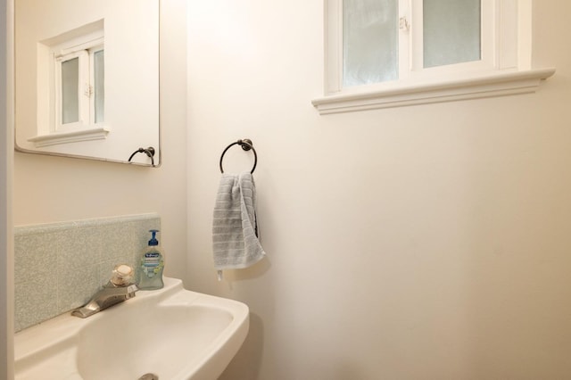 bathroom featuring sink