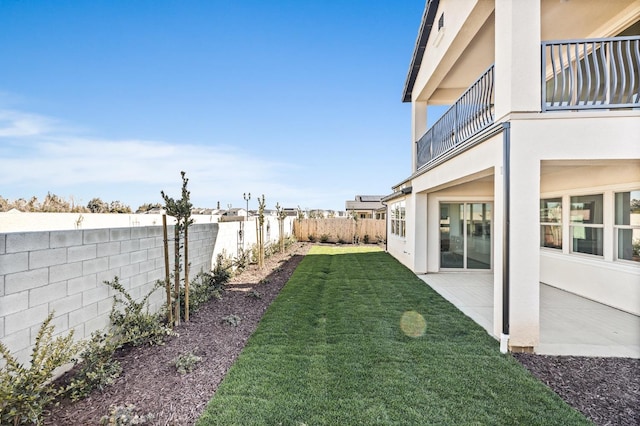 view of yard with a patio area