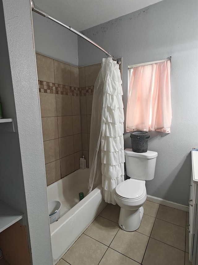 full bathroom featuring curtained shower, toilet, vanity, baseboards, and tile patterned floors