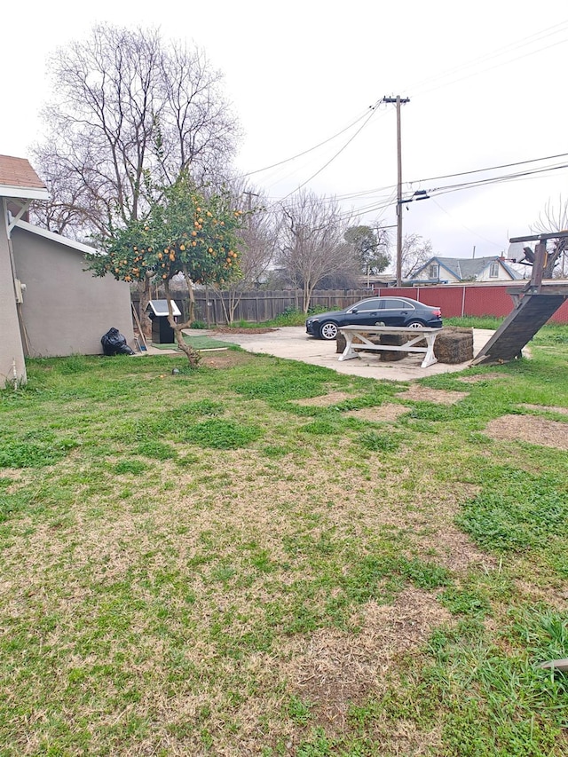 view of yard featuring fence