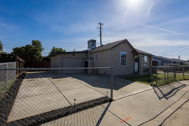 view of front facade featuring cooling unit and a garage