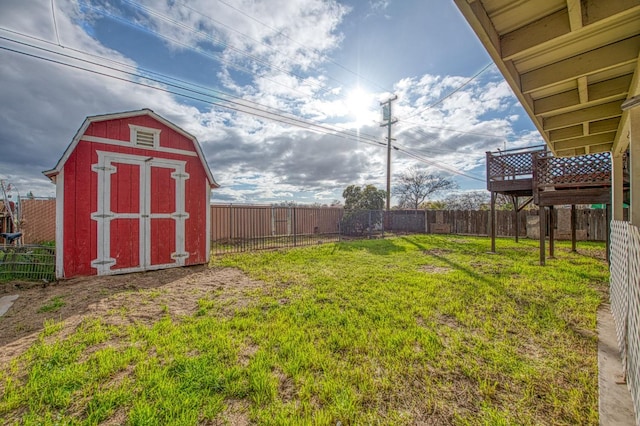 view of yard with a shed