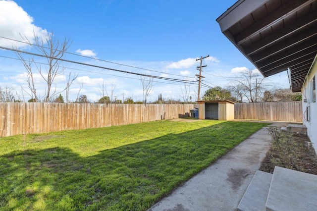 view of yard featuring a shed