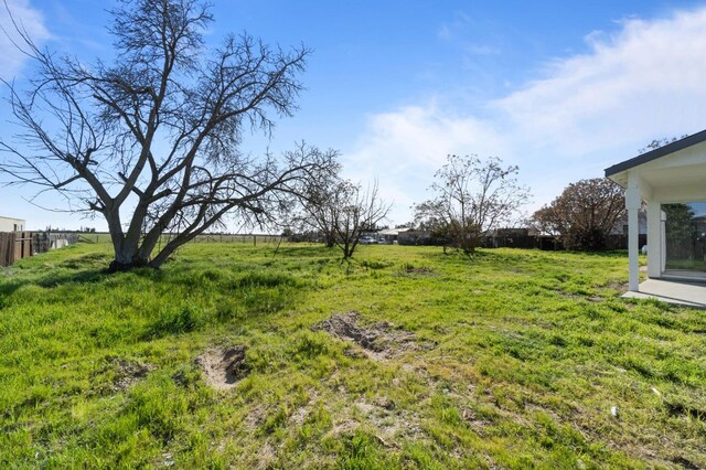 view of yard with a rural view