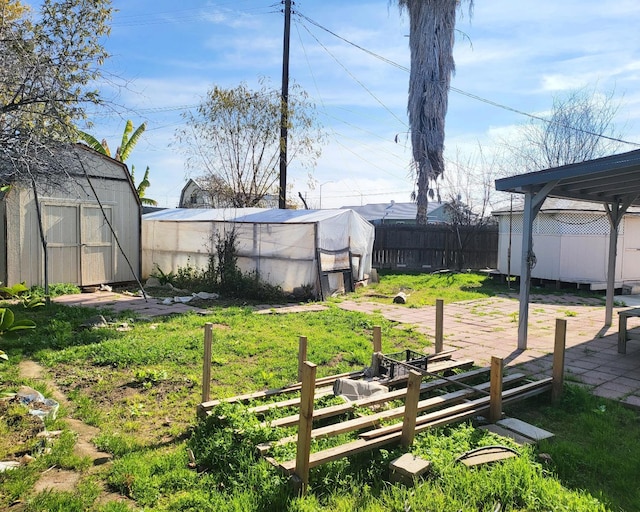 view of yard with an outbuilding