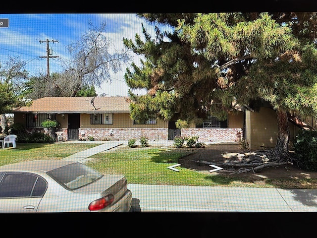 view of front facade featuring a front lawn