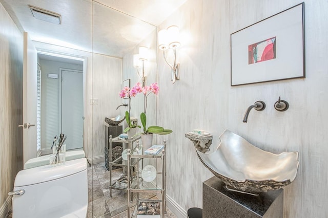 2352 W Loma Linda Ave, Fresno, CA 93711 - half bath featuring visible vents and toilet