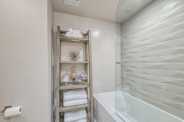 bathroom featuring tiled shower / bath