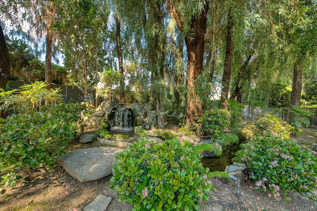 2352 W Loma Linda Ave, Fresno, CA 93711 - view of yard with fence