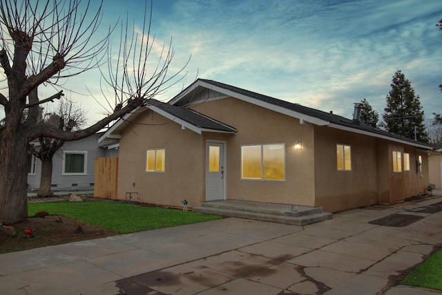 view of front of property featuring a yard