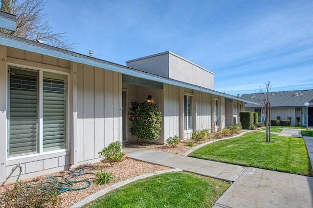 1058 W Browning Ave Unit B, Fresno, CA 93711 - exterior space featuring a front yard