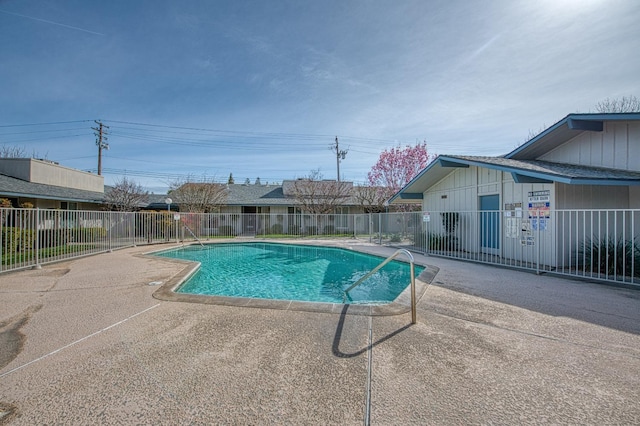 1058 W Browning Ave Unit B, Fresno, CA 93711 - community pool with a patio area