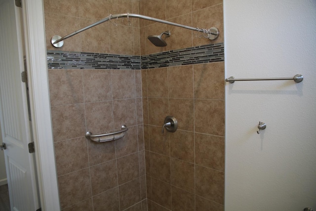 bathroom featuring tiled shower