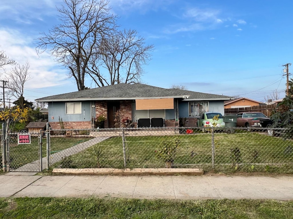 single story home with a front lawn