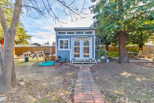 view of outdoor structure with an outdoor structure and a fenced backyard