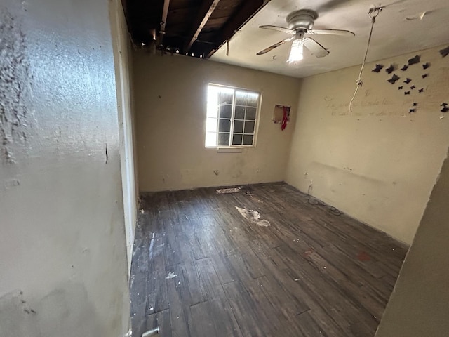 empty room featuring dark wood-style floors and ceiling fan