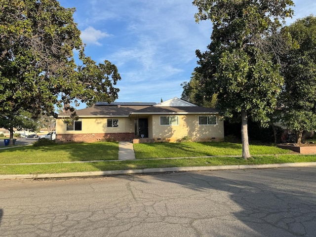 ranch-style house featuring a front lawn and crawl space