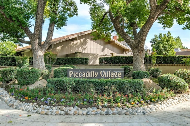 view of community / neighborhood sign