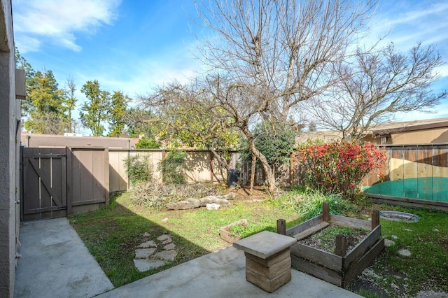 view of yard featuring a fenced backyard and a garden