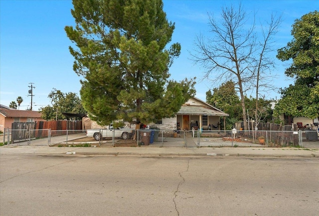 view of front facade featuring a fenced front yard