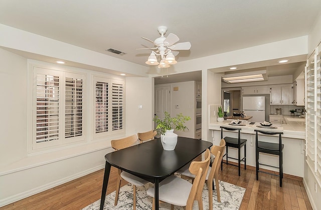 dining room with ceiling fan, dark wood-type flooring, visible vents, and recessed lighting