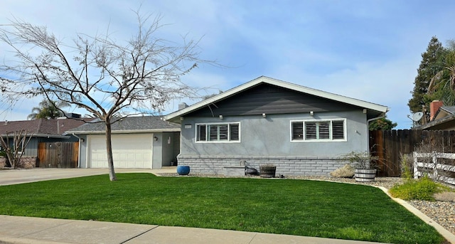 view of front of property featuring driveway, a garage, fence, and a front yard